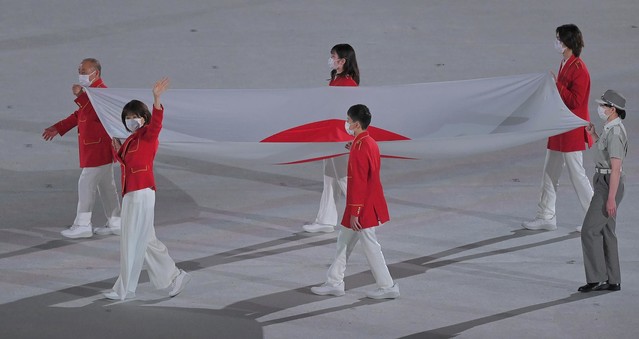 オリンピック開会式国旗を救急隊員が運ぶ